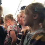 Sang tæt pakket på svalegangen