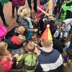 Fastelavn i Dianalund Centret - Alle flokkes om tøndens indhold