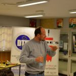 humørfyldt med mange gode grin