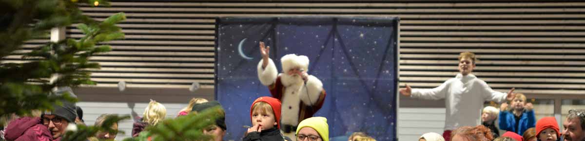 juletraestaening-med-mikkel-rugholm-og-julemanden-i-dianalund-centret