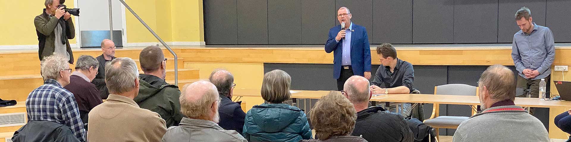 Borgmester Gert Jørgensen taler ved borgermødet om trafikløsninger omkring Holbergskolen i Dianalund