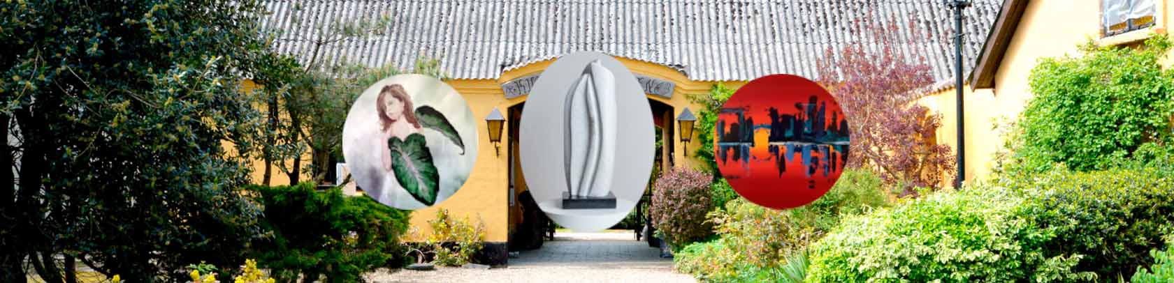 Foto af kunstnergården med indklippede billeder af de tre udstillende kunstnere