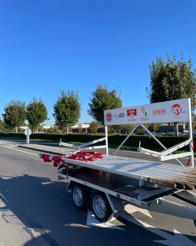 Trailer hvor flagene ligge sammen rullet oven på hinanden