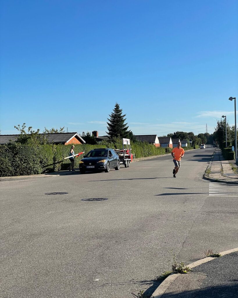 Mennesker fra flagallegruppen i Dianalund er ved at indsamle flagene efter en smuk september dag
