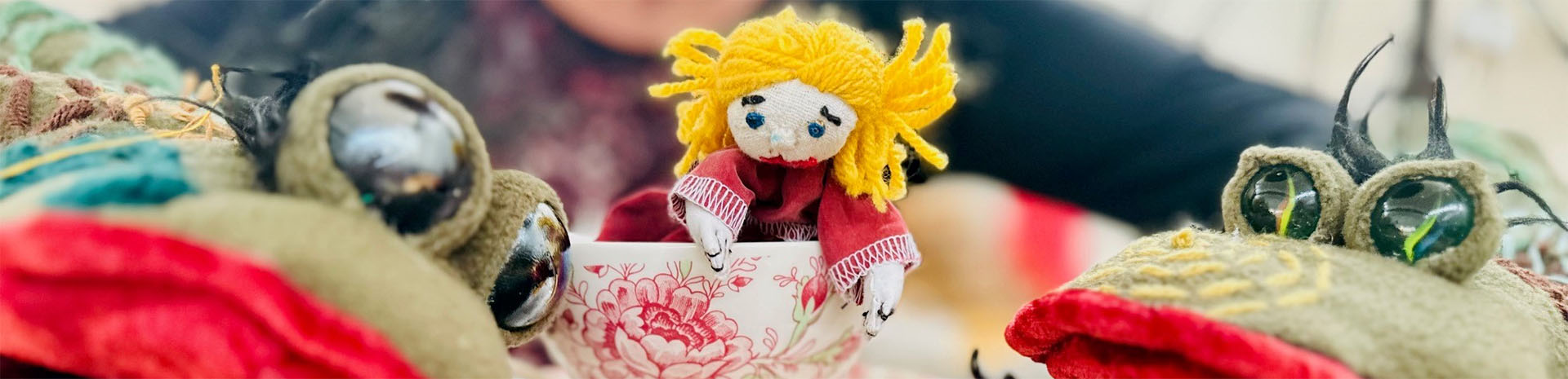 Tommelise på rejse mellem skruptudser