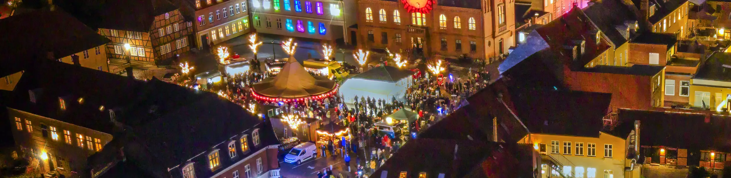 Kyndelmisse i Sorø 2025 fra fugleperspektiv ud over pladsen foran rådhuset i midten af Sorø by