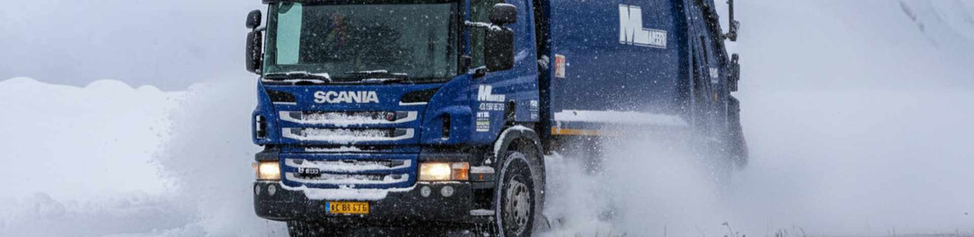 Skraldebil i snevejr.