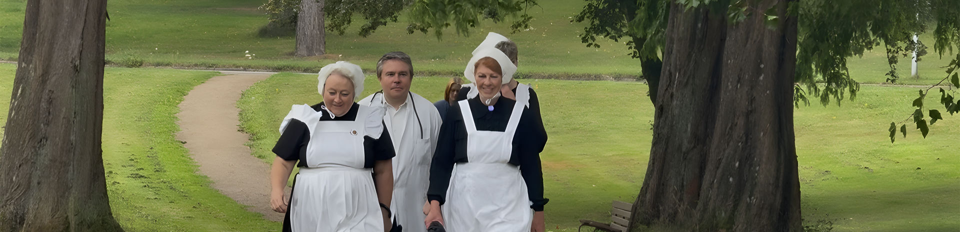 Diakonisserne og diakonerne ankommer til Jubilæet og fejringen af det gode naboskab